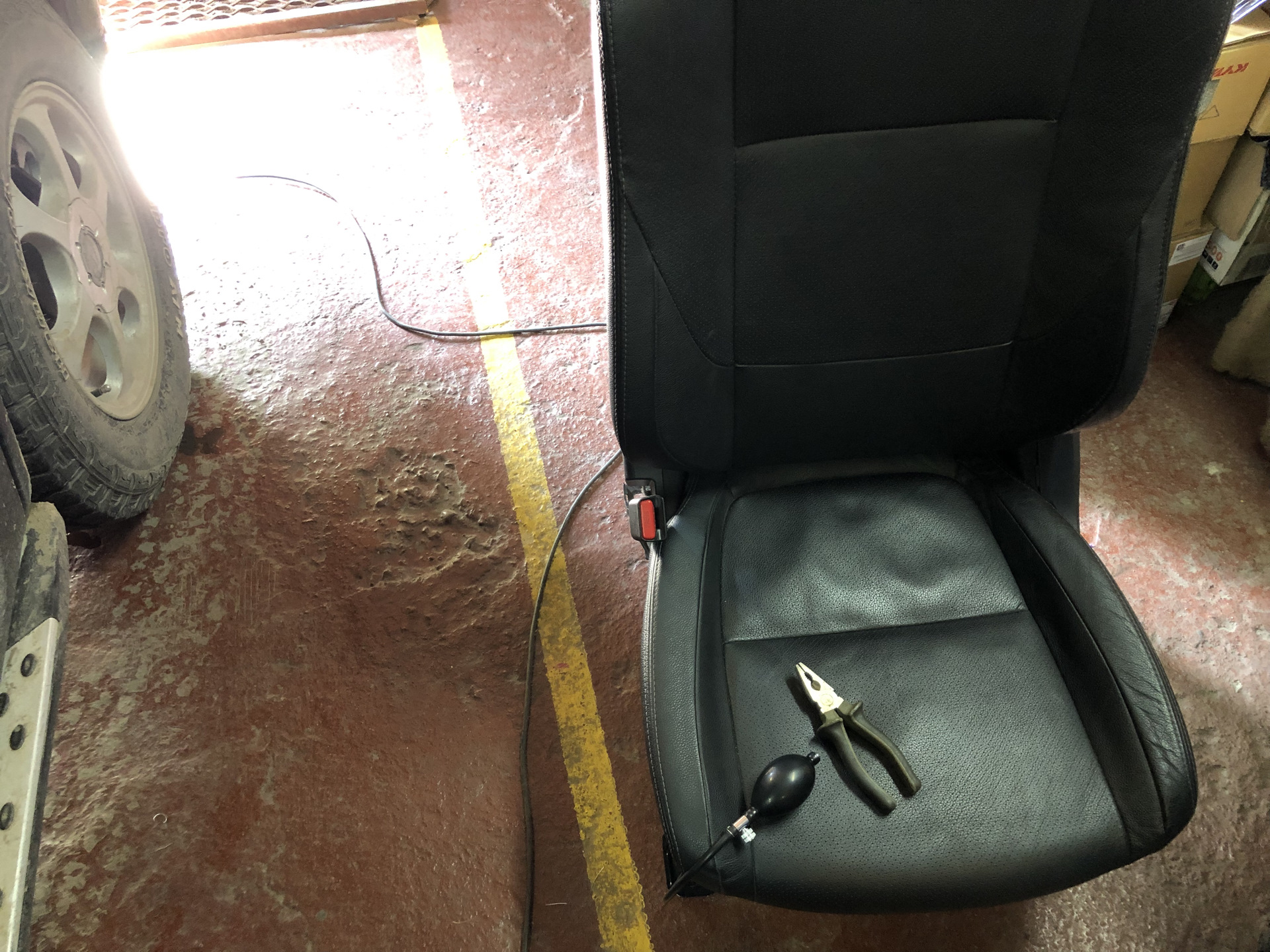 Скрип кресла. Поясничный упор Mazda 3bk. Ford 1732675 поясничный упор водит сидения. Водительское сидение Ровер 75. Поясничный упор под обшивку сиденья.