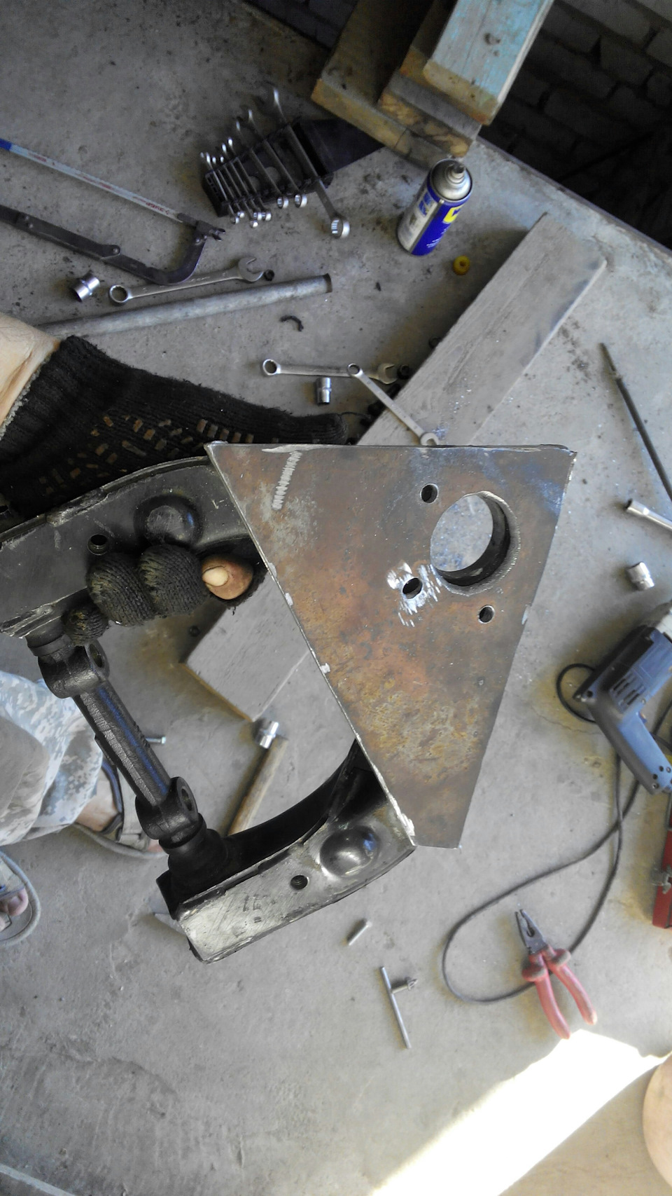 Просверлил отверстия под крепёжные болты. — Hyundai Galloper