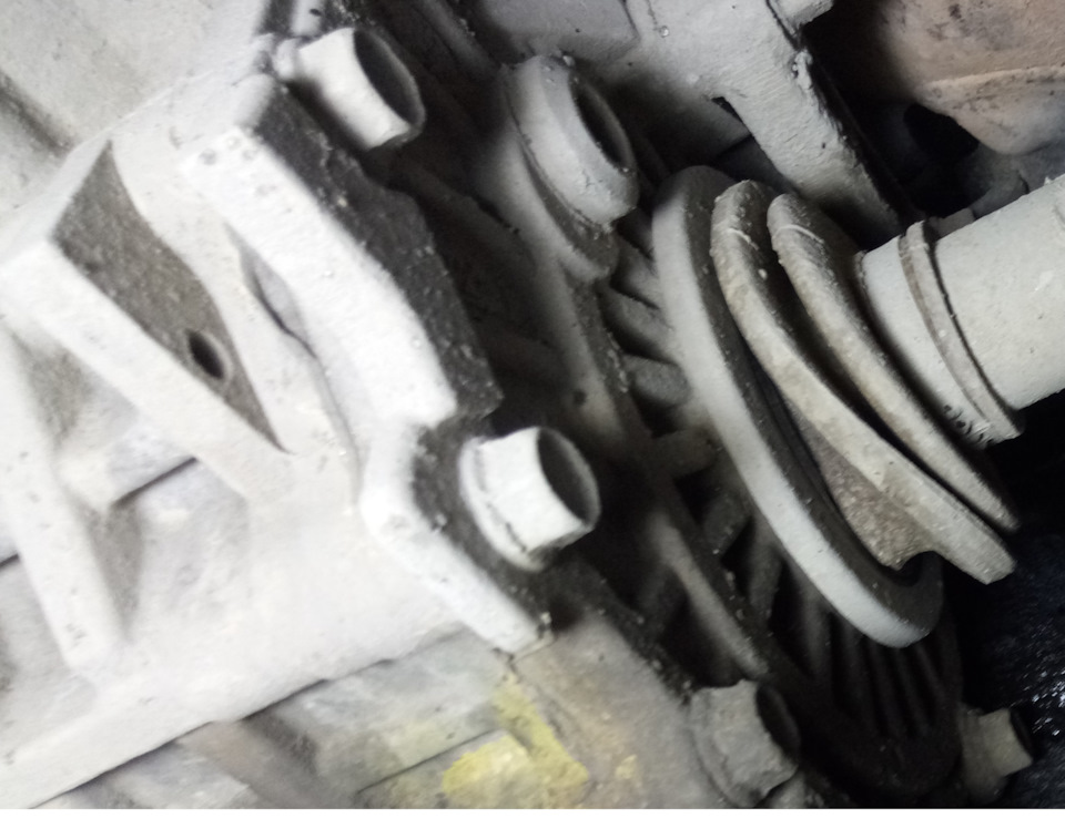 Вот так выглядит пыльник после 3,5 лет эксплуатации, специально отверткой вытащил ту часть резинового пыльника которая вставлена была в паз на метеллическом пыльнике раздатки. — KIA Sorento (2G)