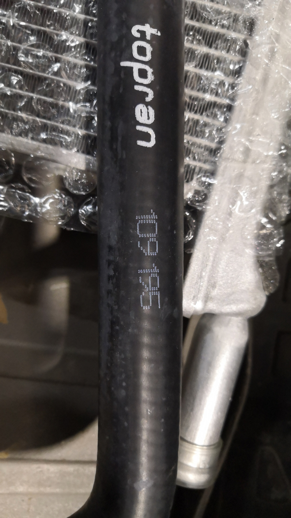 Шланг-донор использовавшийся при монтаже радиатора. Topran 109 195 — Mitsubishi Pajero Sport (2G). Запчасти на фото: 109195