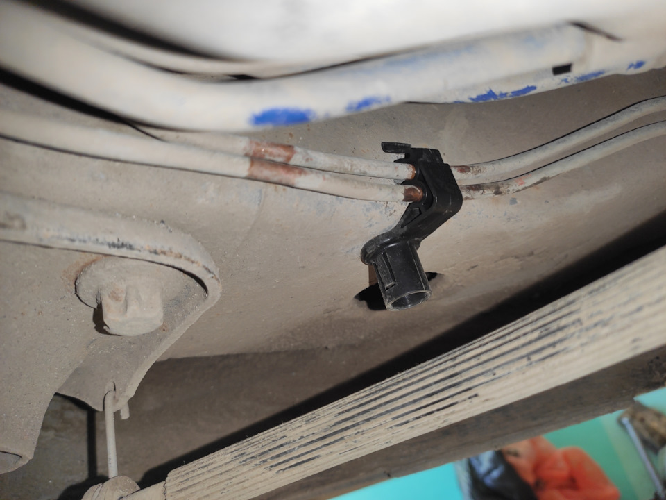 Замена задних тормозных трубок — Opel Astra G, 1,8 л, 2002 года ...