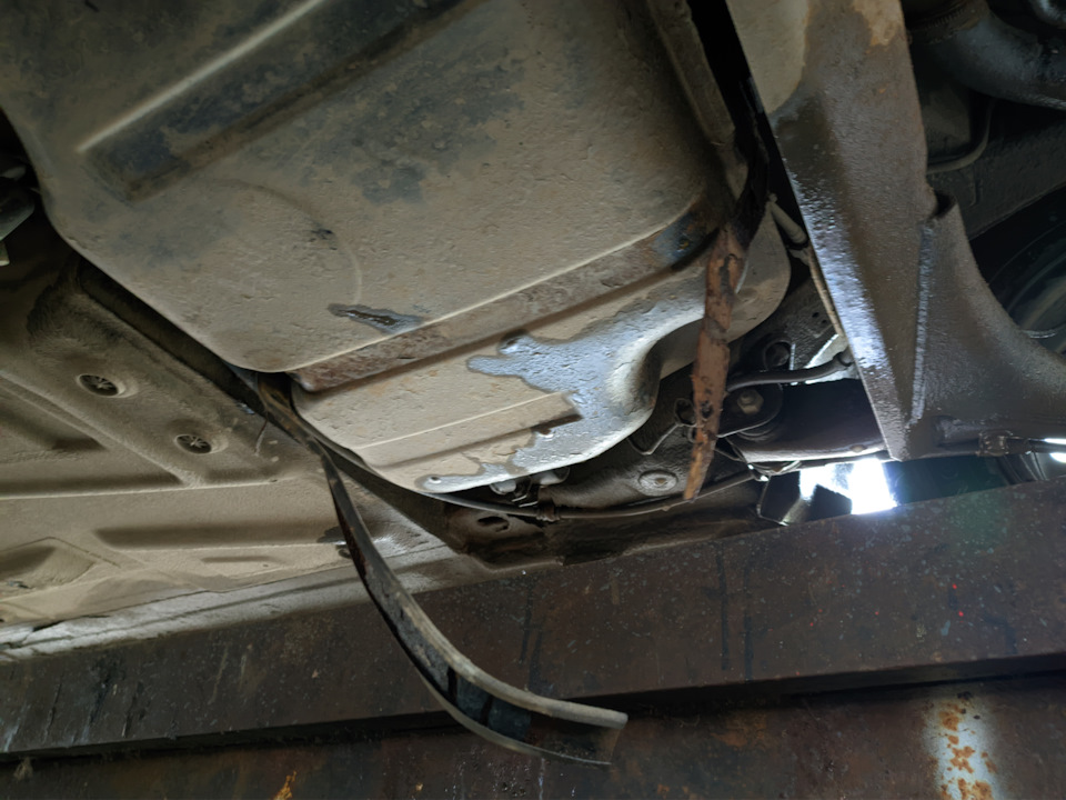 [206] Замена хомута крепления бензобака. — Lada Калина Хэтчбек (1G), 1 ...