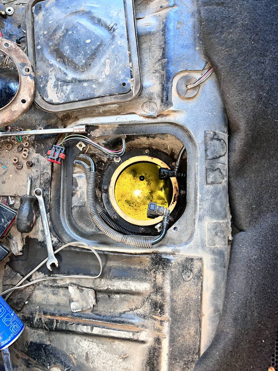 Замена топливного фильтра и сетки бензонасоса — Lada Приора седан, 1,6 ...
