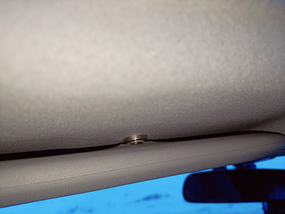 Но не нравится что оттягивает обшивку козырька — Suzuki Grand Vitara (2G)