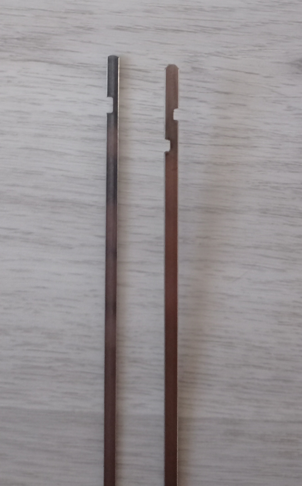 Слева направляющая из комплекта, справа — родная — Toyota Corolla Fielder Hybrid