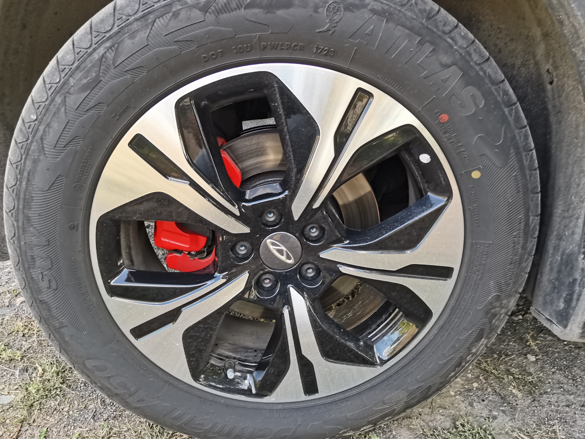Колпачки на болты колёс и убрал надписи на крышке багажника — Chery ...