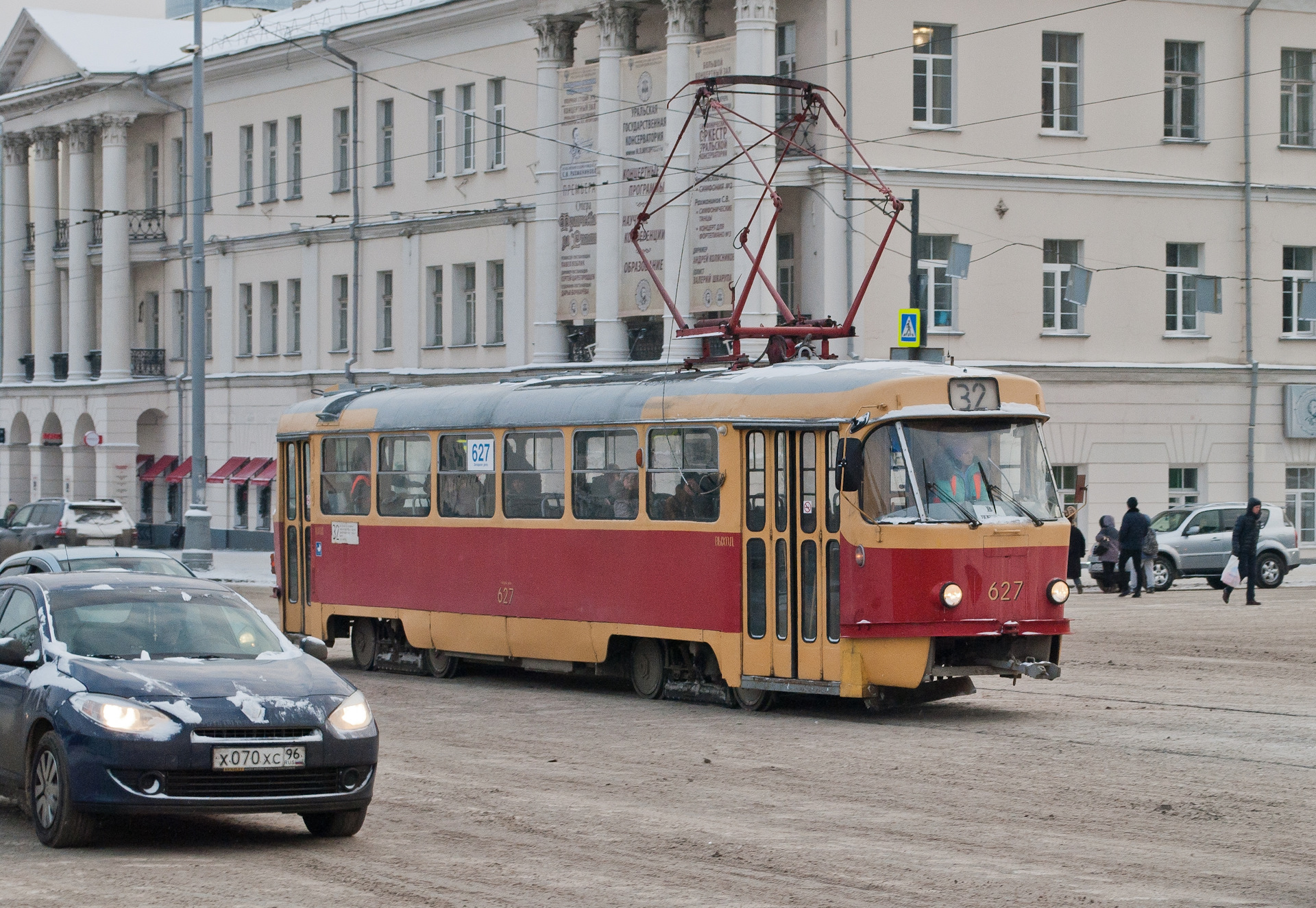 Транспорт екатеринбург реальное время. Транспорт Екатеринбург. Екатеринбургский общественный транспорт. Общественный транспорт в ЕКБ. Екатеренбургтранспорт.