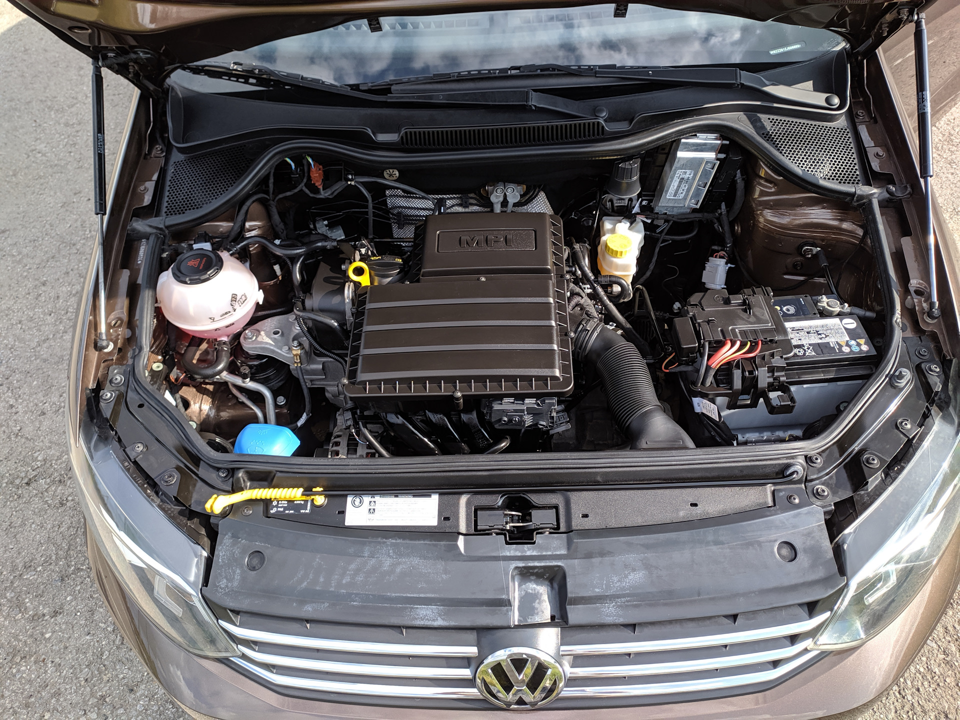 Volkswagen polo мотор. Volkswagen Polo sedan под капотом. Фольксваген поло 2017 под капотом. Двигатель Фольксваген поло седан 1.6 2014. Под капотом поло седан 2013.