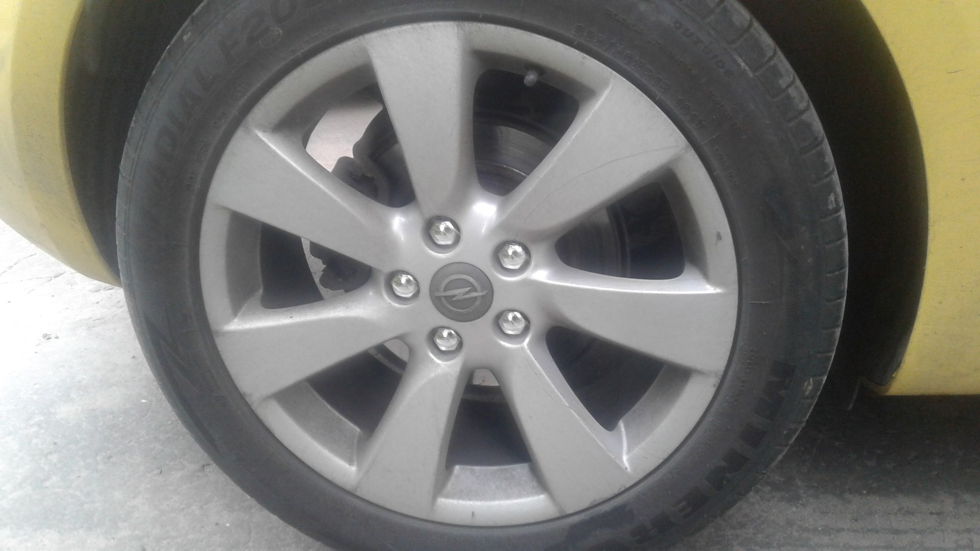 Заглушки колесных болтов. — Opel Astra J GTC, 1,4 л, 2012 года ...
