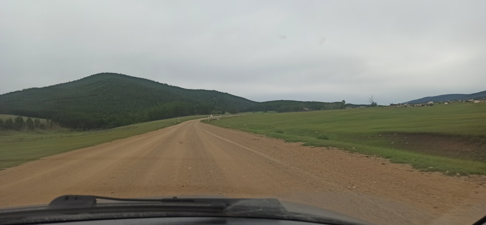 И тут кончается через буквально 2 км мой кайф поездки по нормальным дорогам без ям. Асфальта как я понимаю тут никогда и не было, и сначала я даже огорчился, ведь до каньона ехать целых 30 км…плакала моя подвеска. Но! что удивительно, после поездки по этой дороге стало ясно — дорогу раскатали и видимо отгрейдировали настолько — что эта дорога лучше чем половина асфальтированных дорог в г. Усть-Илимске, где тупо яма на яме… есть места конечно где будто проехал бульдозер и наделал стиральной доски, но основные 25-28 км дороги до конечного посёлка Бугульдейка можно ехать смело 60-80 км/ч это и то — с моей жёсткой подвеской! Очень всё это удивило меня… — Mazda 323 IV