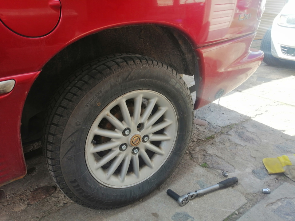 Поломка шпильки заднего колеса, замена гаек — Chrysler Town and Country ...
