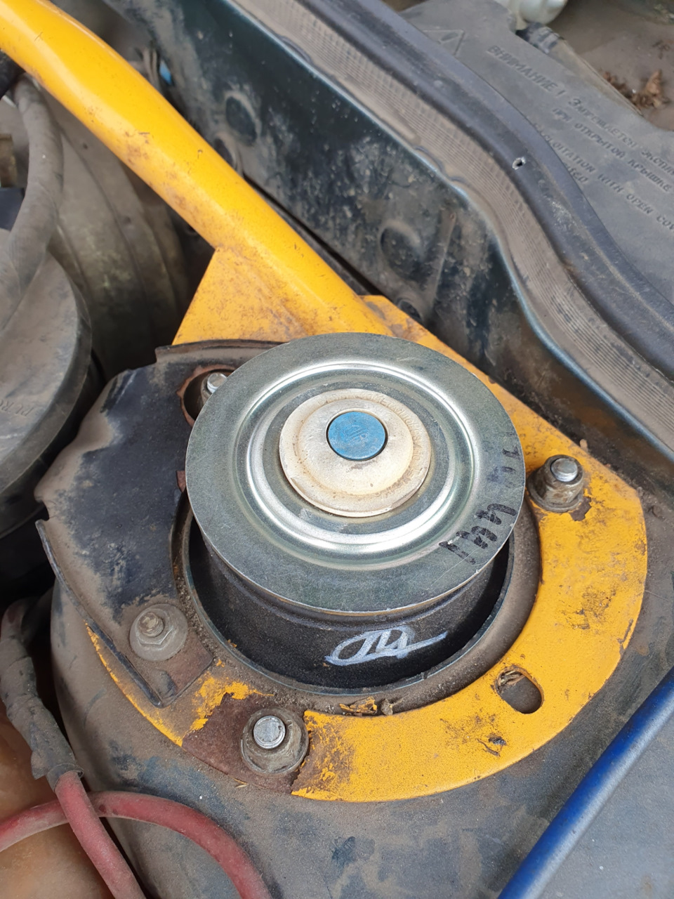 Замена опорного подшипника слева — Lada 2114, 1,6 л, 2010 года | своими ...