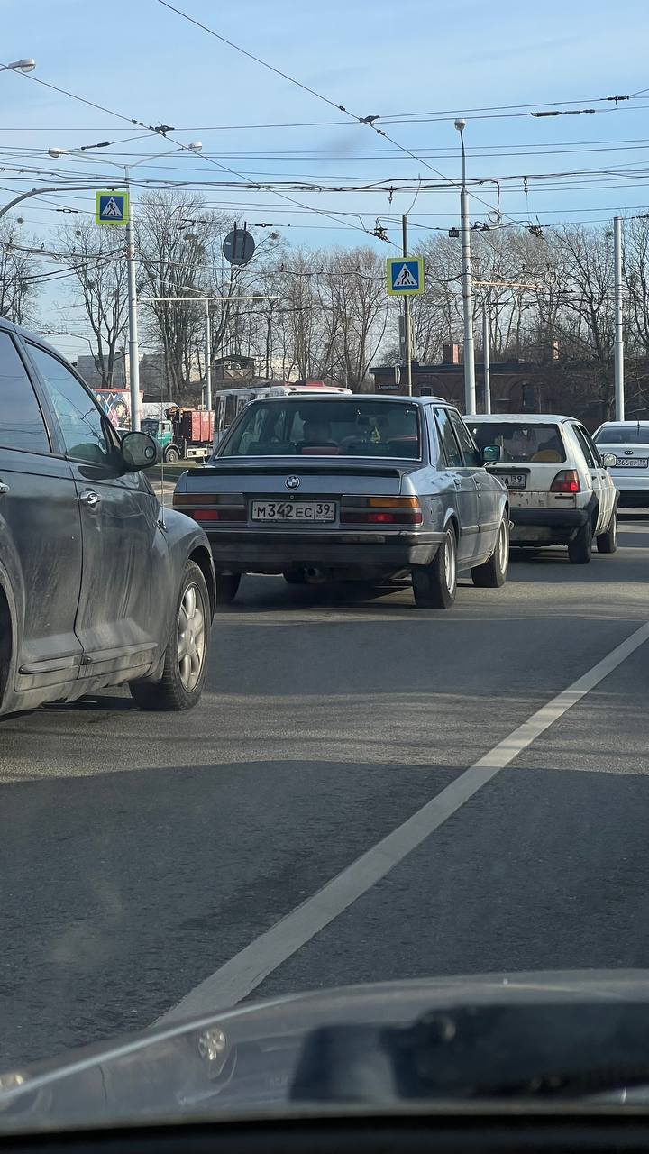 А это кореш прислал, кто то заметил престарелую фрау в потоке)) — BMW 5 series (E28). Запчасти на фото: IM342