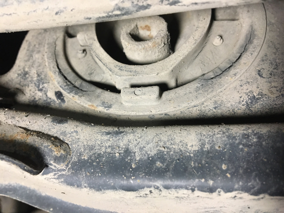 Подушки заднего редуктора — Toyota Mark II (110), 2 л, 2001 года ...