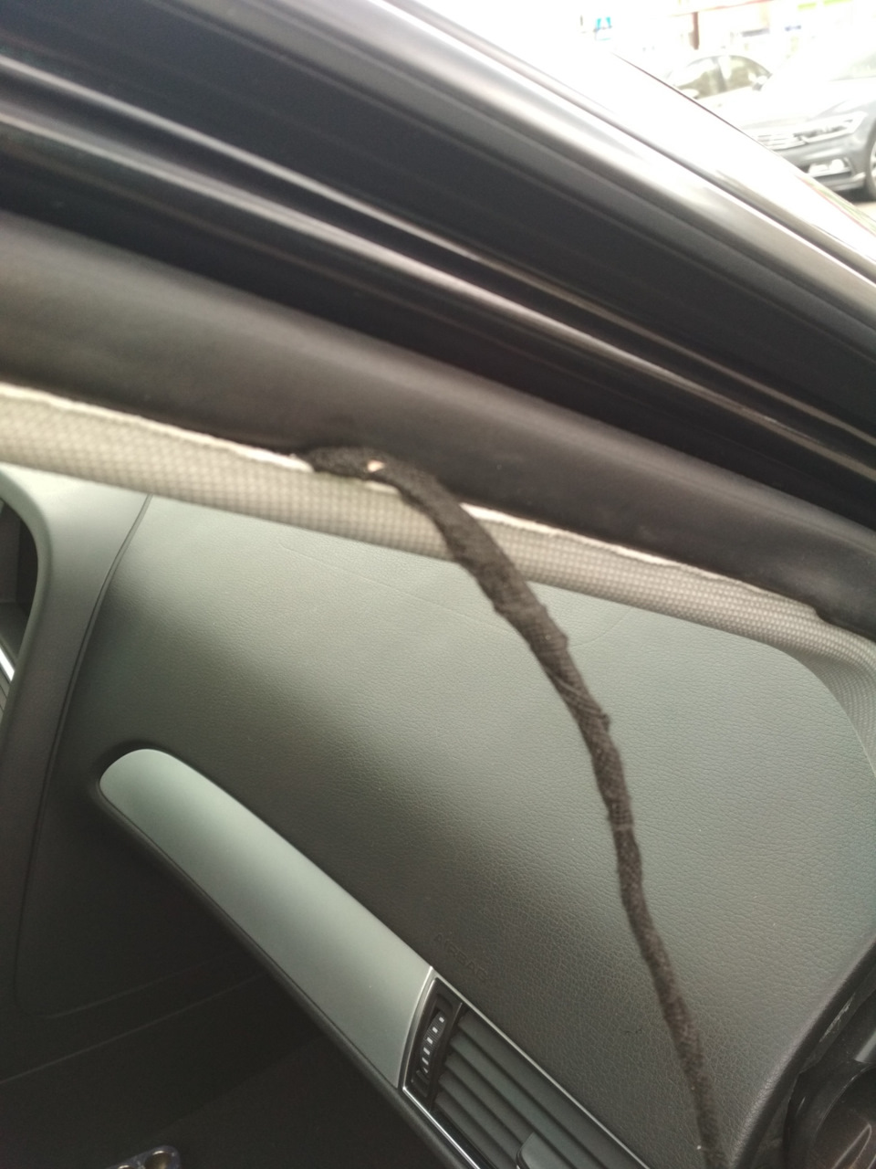 Обшивку стойки не снимал, тяжело. И на креплении при оттягивании была видна уже трещинка. Плюнул и провел вот так, как и описывал выше. — Audi A6 (C6)