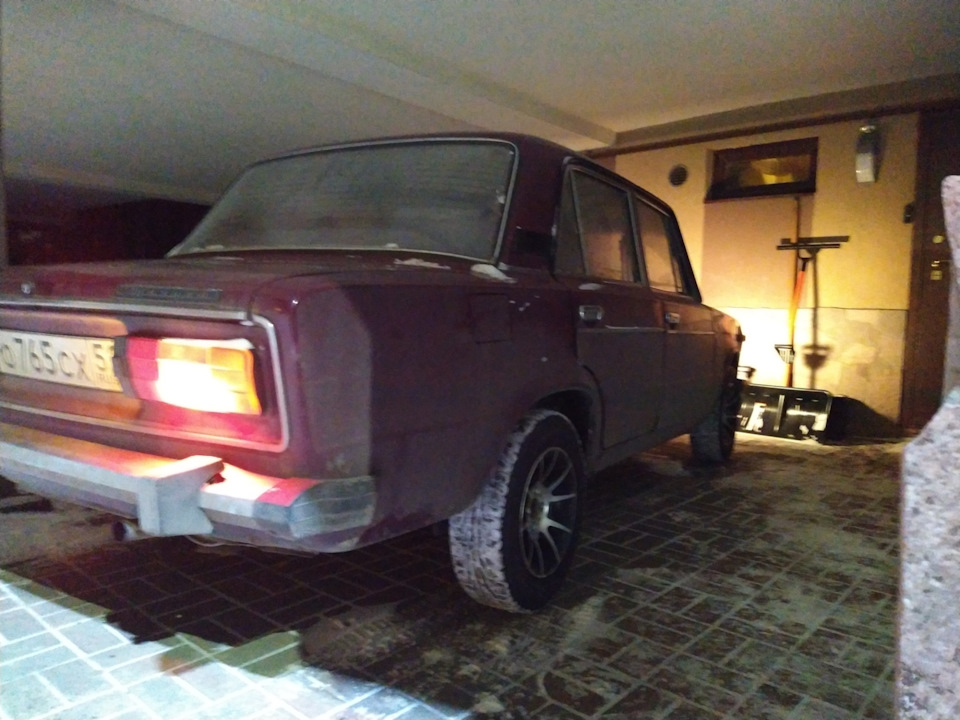 По дороге в вет. клинику даже заложил в пару поворотов) Липучка не особо боком идёт, только если на укатанном снегу или льду) Хотя я ожидал, что её будет срывать в занос. Хотя с другой стороны — не в каждый же поворот боком залетаешь… — Lada 2106