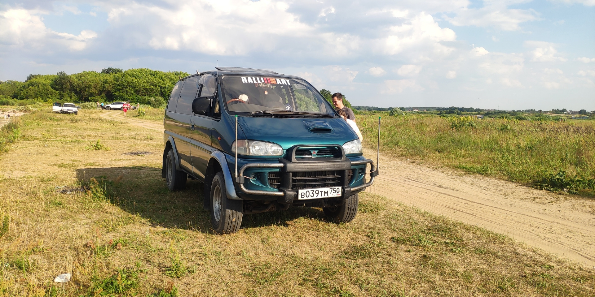 Delica расход. Делика 2. Делика л 400 2.8 дизель. Митсубиси Делика левый руль. Фото Mitsubishi Delica 2.