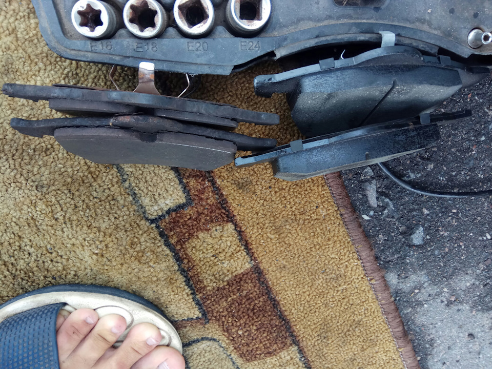 Замена тормозных колодок Ауди с4 — Audi 100 (C4), 2,3 л, 1991 года ...