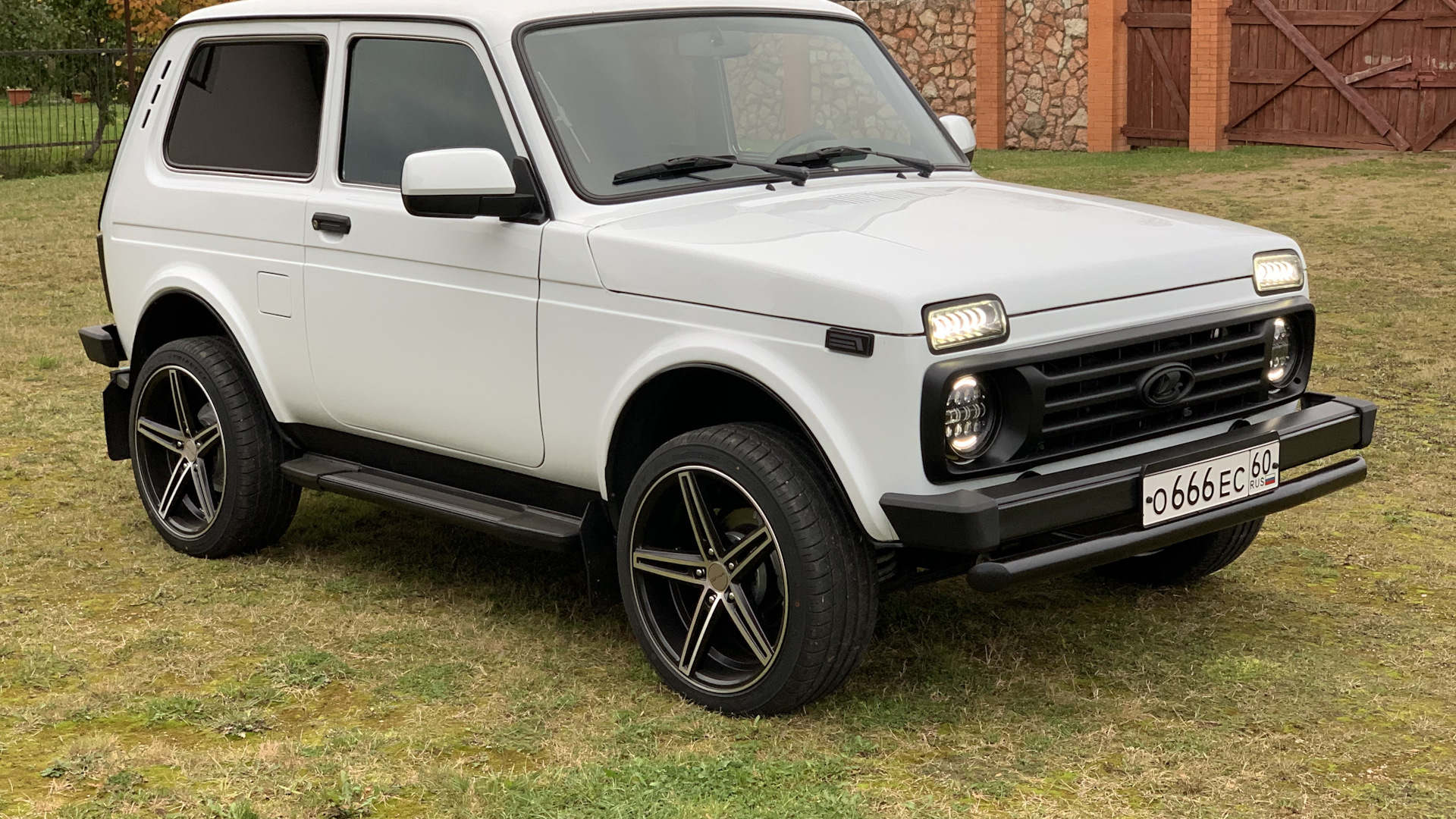 Lada 4x4 3D 1.7 бензиновый 2014 | white/black/18 Vossen на DRIVE2