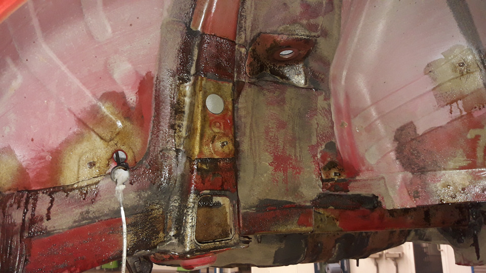 Очистить механически и обработать пришлось также несущие элементы кузова. Довольно глубокая ржавчина обнаружилась в верхних упорах задних амортизаторов. Вибрация и фреттинг делают своё чёрное дело. — Toyota Auris (1G)