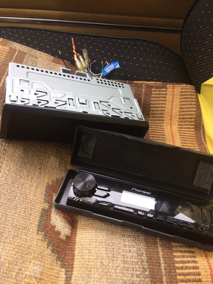 Покупка магнитолы, замена шпилек и резинок на тягах. — Lada 21011, 1,3 ...