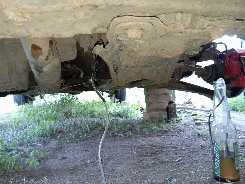 Прокачка цилиндра сцепления и передних тормозов — Mazda 323 IV, 1,6 л ...