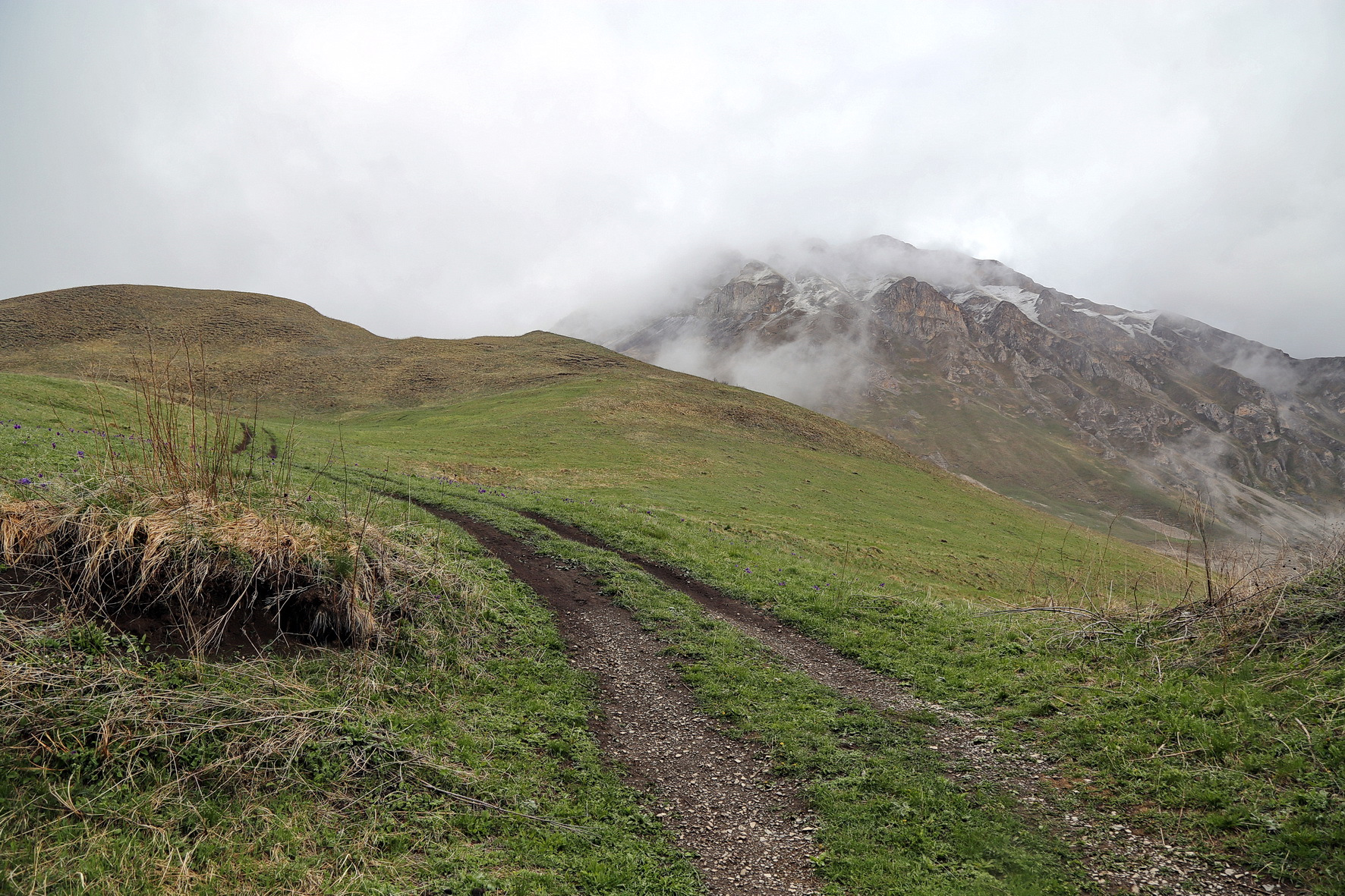 Погода в осетии в мае. Гора Хиах. Седая (гора, Приморский край). Гора Хиах Северная Осетия фото. Дождь в горах.