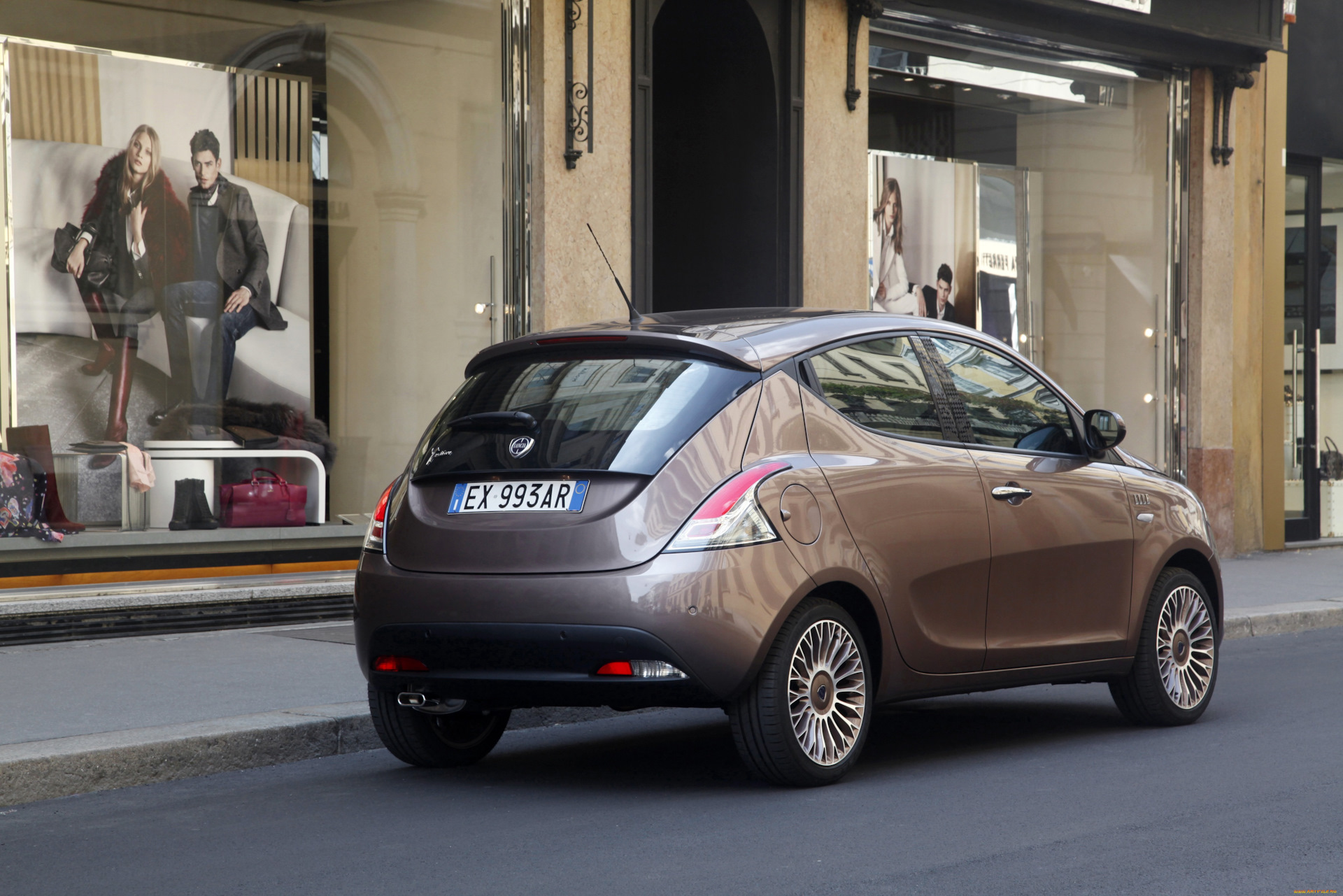 Машина Lancia Ypsilon 2014