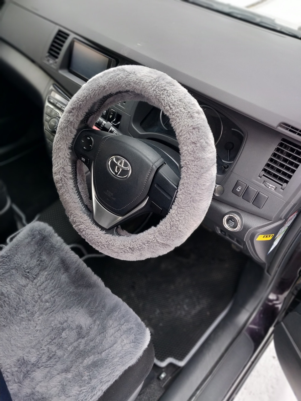 Оплетка и накидки — Toyota Isis, 1,8 л, 2013 года | аксессуары | DRIVE2