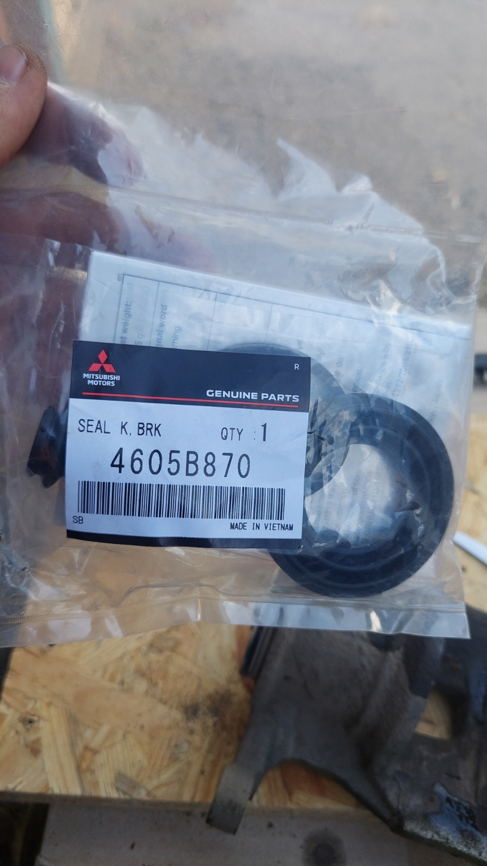 Замена пыльника цилиндра заднего тормозного суппорта с эл.ручником ...