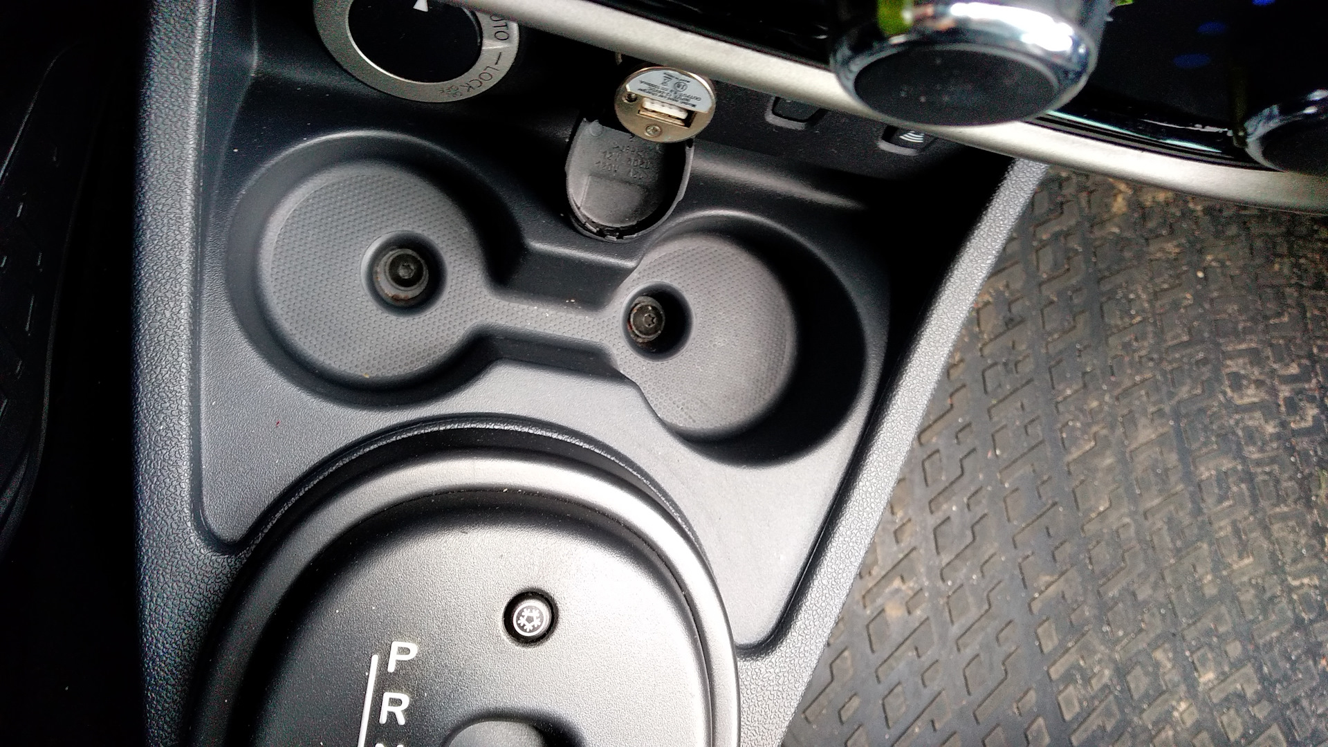 Заглушка ступицы литого диска рено меган 2. Usb заглушка renault duster. Заглушка опоры амортизатора на рено дастер. Заглушки рено дастер 2. Заглушки для литых дисков renault duster.