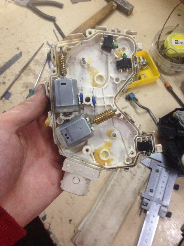 Замена моторчика центрального замка водительской двери. — Land Rover ...