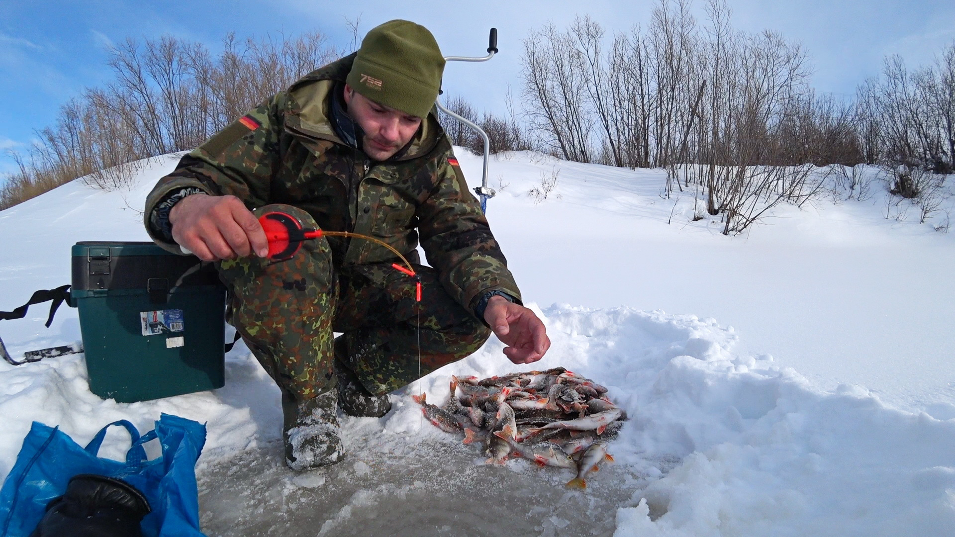 Зимние рыбалка 20 20. Рыбалка на севере. Рыбалка на севере зимой. Зимняя рыбалка и охота. Зимняя рыбалка в тайге.