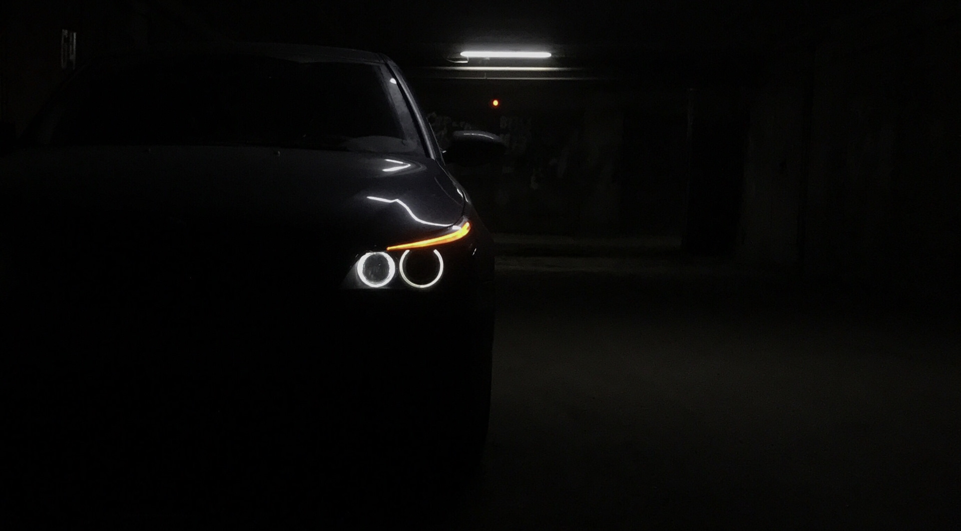Фары в темноте видео. BMW e38 фары в темноте. BMW С японскими фарами. Знак БМВ В темноте. Запотевшая фара БМВ.