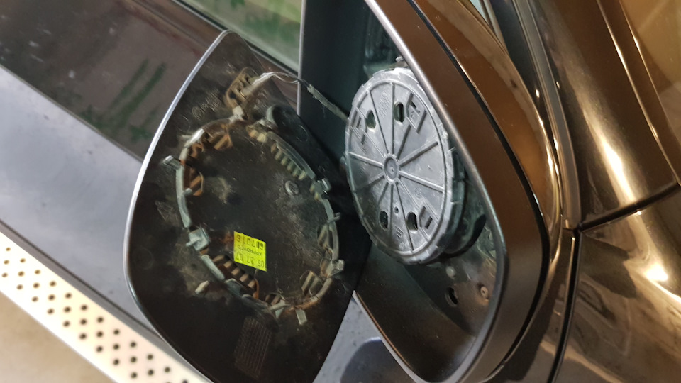 Зеркало висит только на проводах обогрева — BMW X5 (E70)