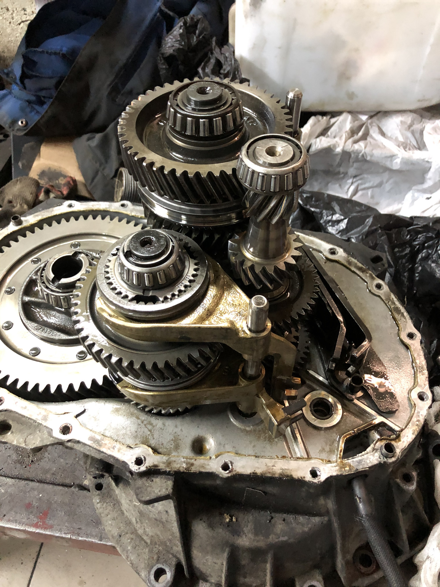 Почему передача включается с хрустом. С хрустом включается вторая передача. Задняя передача включается с хрустом. Разборка и сборка кпп опель фронтера спорт. Юджин1080 передачи включаются с хоустом.