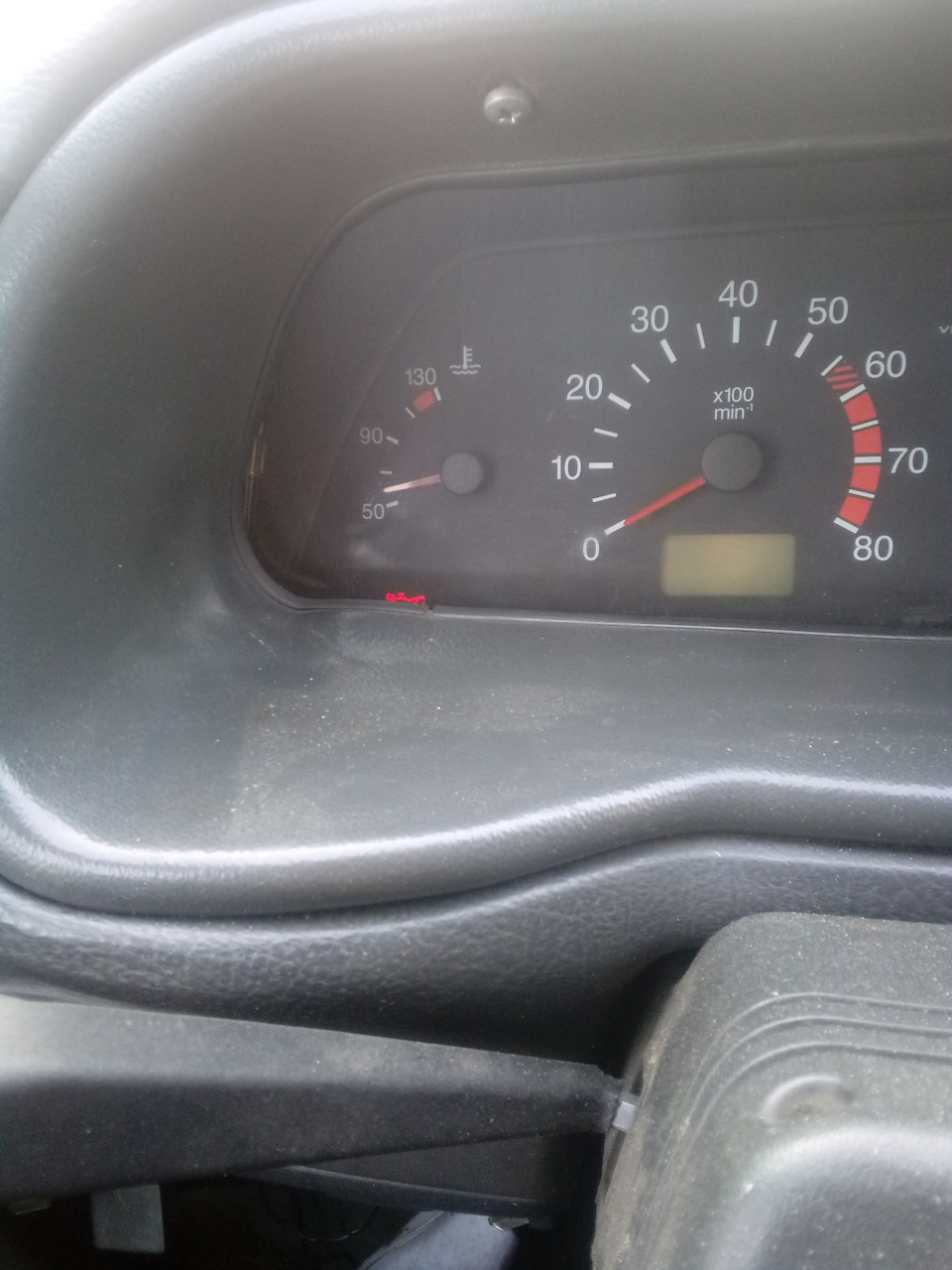 Стрелка находится в одном положении всегда. При тесте приборки так же остаётся. — Lada 2120 Надежда