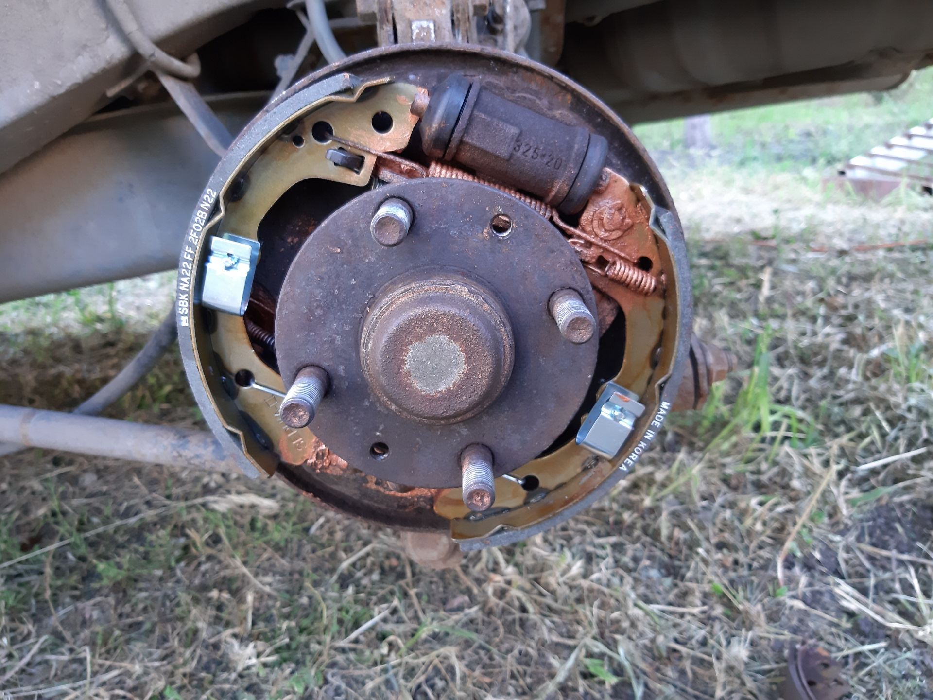 Почему стучит барабан о заднюю крышку в разобраном виде. Стук барабанов при торможении. Колодки задние ваз 21043. Стук колодок при торможении. Стук барабанов при торможении.