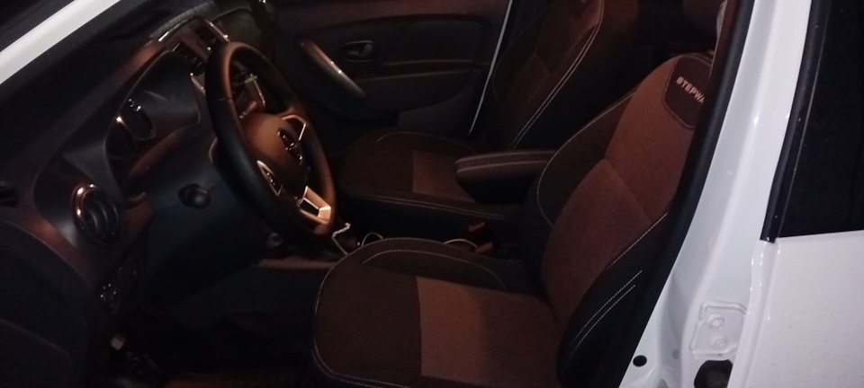 До чехлов, только вот недодумался снять фото днём — Renault Logan Stepway