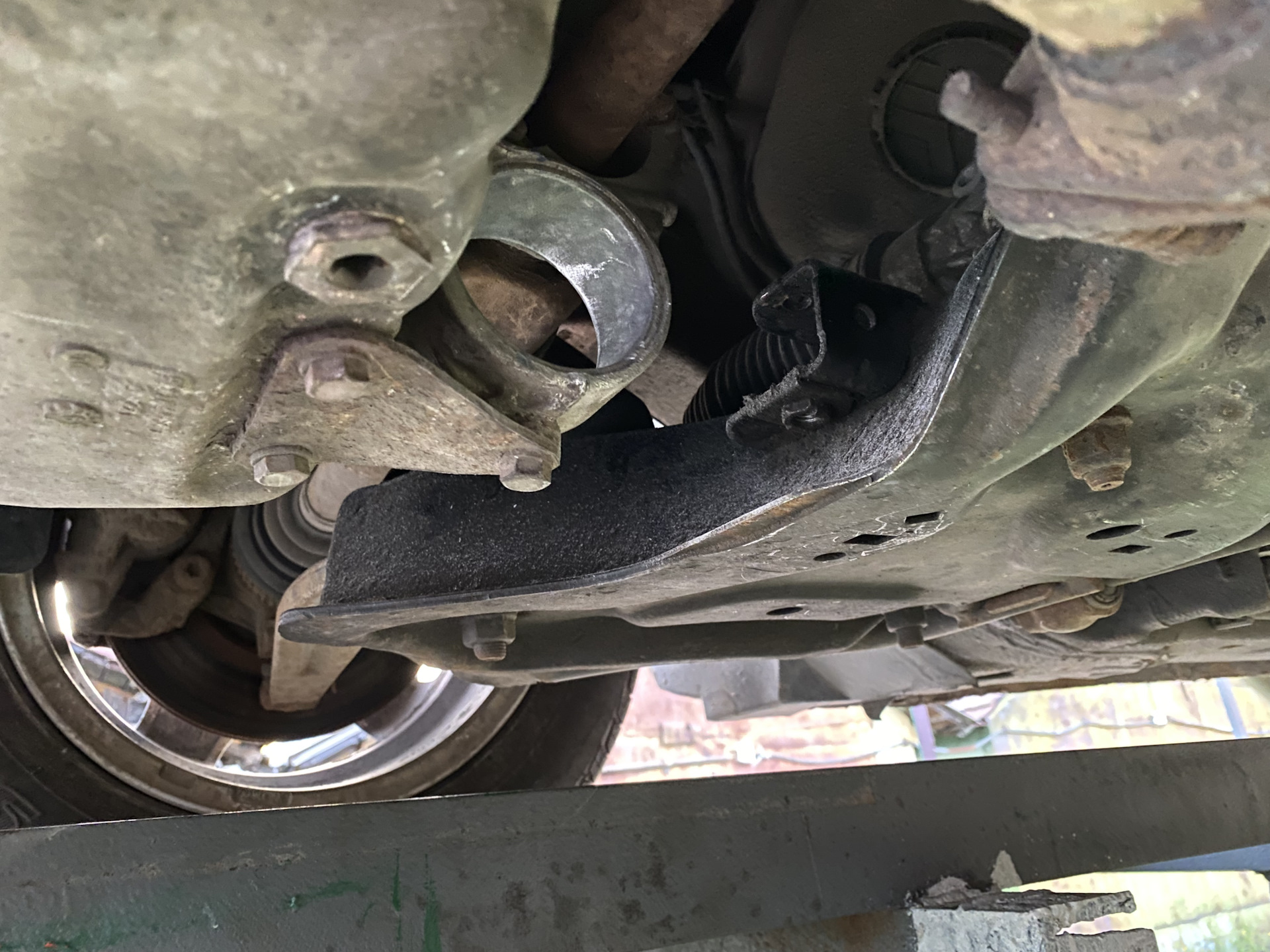 Замена нижней подушки двигателя пежо 206 — Peugeot 206, 1,6 л, 2007 ...
