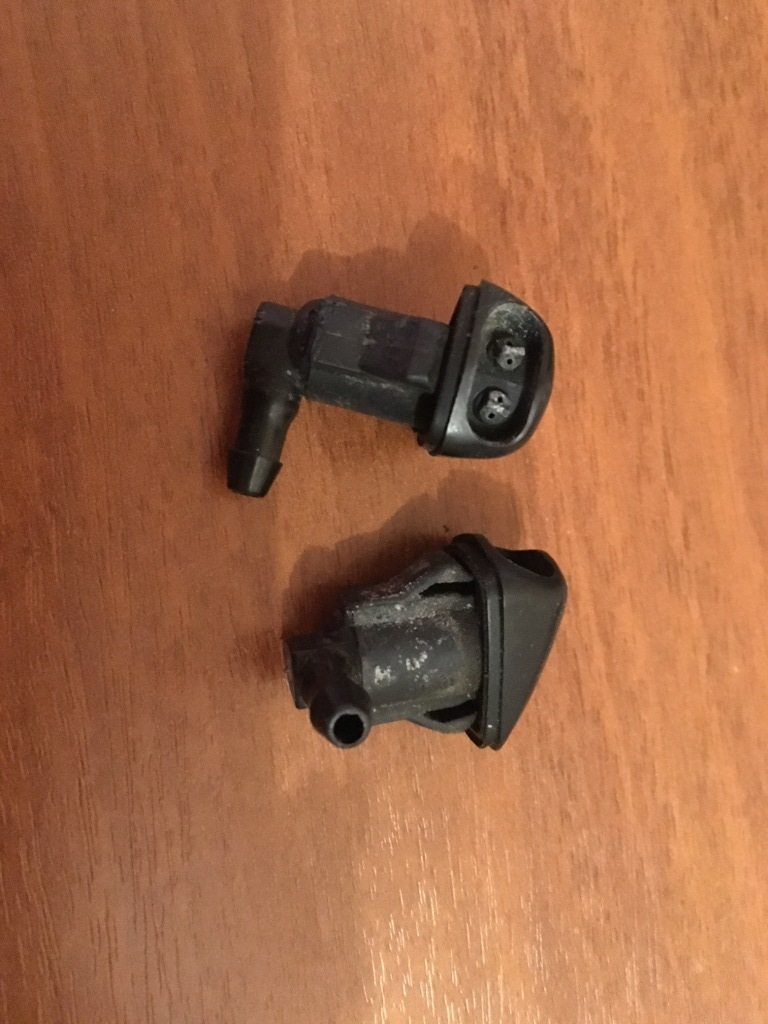 Форсунки омывателя стекла мазда 3. Форсунки омывателя лобового стекла мазда 3. Форсунка mazda арт. Bn8v67510. Форсунки стеклоомывателя мазда 3 bk.