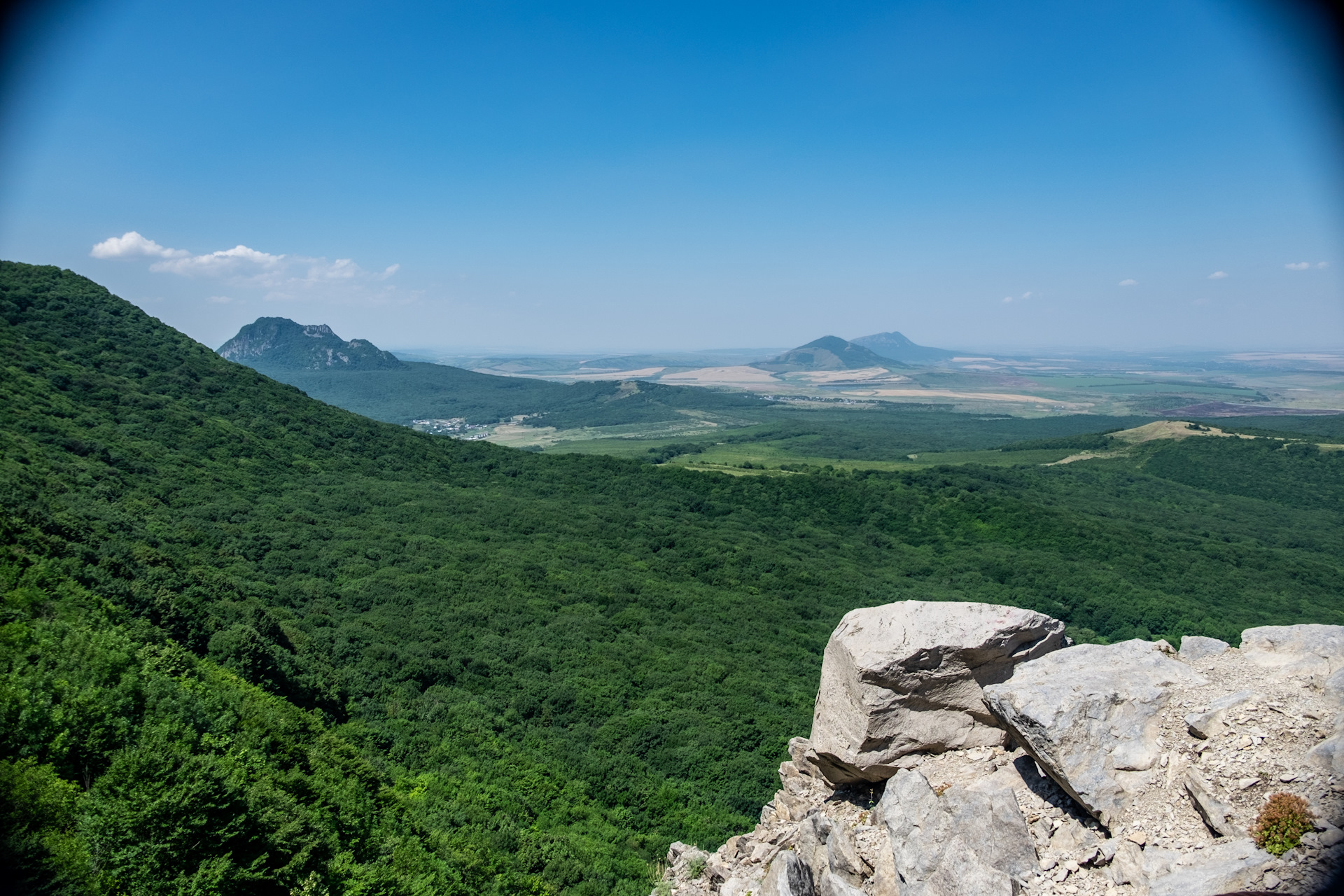 Змея в горах крыма. 5 Гор Машук змейка. Вид с горы змейка. Змейка гора вид с вершины. Змейка на вершине.