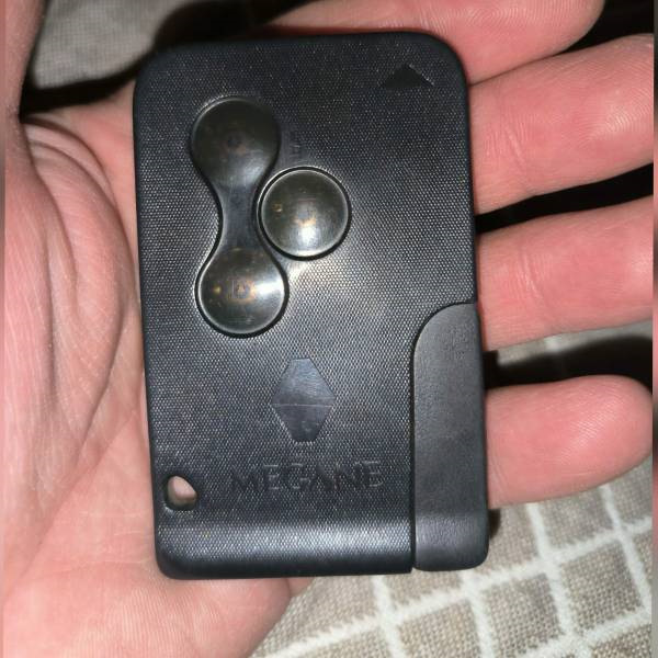 Родной, заводской оригинальный ключ. Машину запускает. Но двери не запирает… — Renault Megane II