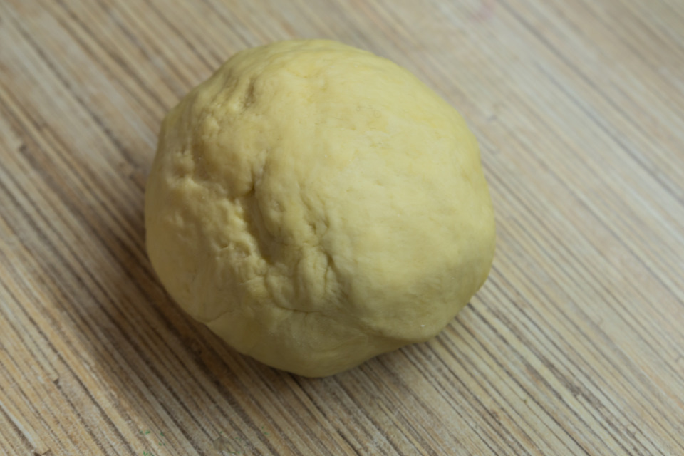 оромо блюдо арома узбекское. lGULZMiec8vEgeenUnwJTTwcLzQ 960. оромо блюдо арома узбекское фото. оромо блюдо арома узбекское-lGULZMiec8vEgeenUnwJTTwcLzQ 960. картинка оромо блюдо арома узбекское. картинка lGULZMiec8vEgeenUnwJTTwcLzQ 960. И кто сказал, что кухня Средней Азии – это непременно нечто пышущее раскаленным бараньим жиром, дымящееся чадом курдюка и жареным луком? Конечно, великолепие рассыпчатых пловов, ароматных и жирных, роскошь источающих сок люля с подпалинами от углей, пряный аромат бараньих кабобов, усеянных каплями жира – это чудесно, это подобно восточному базару, где пестрит в глазах от суетящихся людей, запахов, красок. Но приходит вечер и на смену дневной жаре на город опускается прохлада ночи, остывают мангалы и казаны, и хочется уже чего-то нежного, тающего во рту. И тут самое время вспомнить о том, что азиатская кухня весьма богата на паровые блюда. Разумеется, по популярности они все же уступают традиционным кушаньям, которые залихватски готовят на огне или в казане – оно и понятно: накормить большое количество людей проще блюдом масштабным, не требующим повышенной деликатности. Но и забывать о них не стоит – ведь у жизни есть разные вкусы: яркие, горькие, нежные…