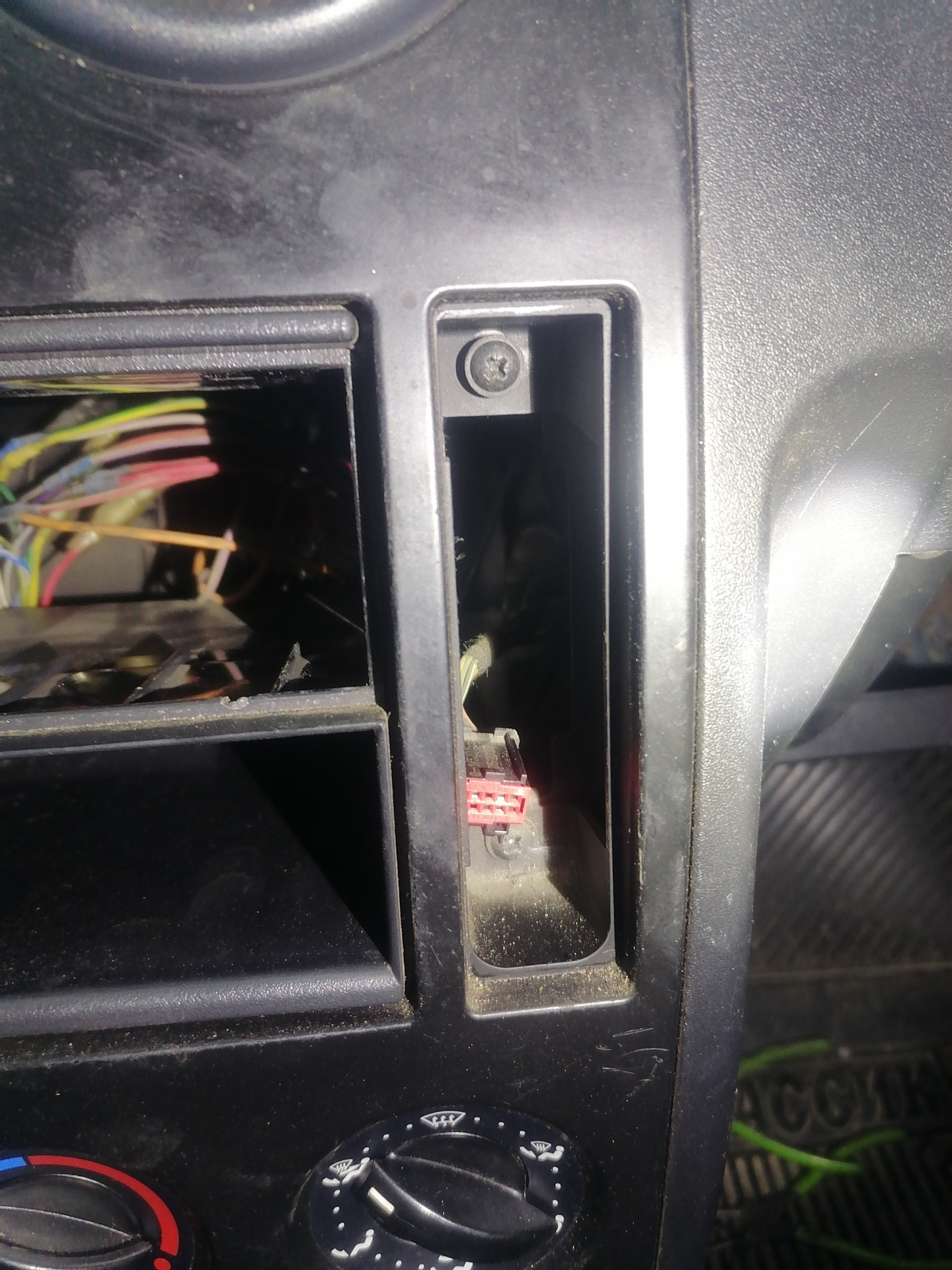 Замена лампочек подсветки блока управления регулировки печки. Снятие ...