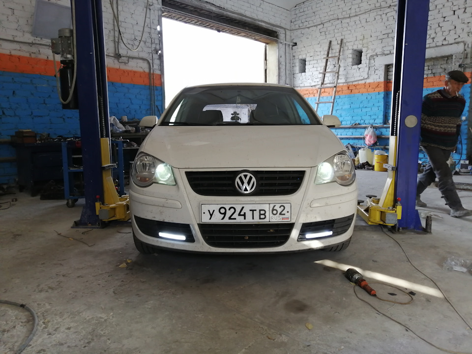 Установил ДХО в заглушки ПТФ. — Volkswagen Polo Hatchback Mk4F, 1,6 л ...