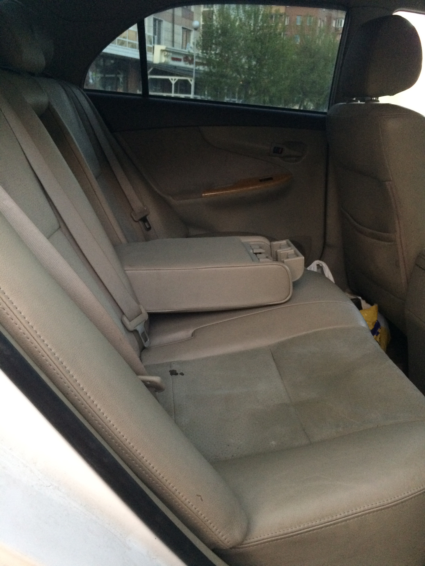 Тойота авенсис универсал 2008 салон. Toyota avensis 3 заднее сиденье. Заднее сиденье на авенсис. Заднее сиденье на авенсис. Тойота аллион 240 задние сидения.