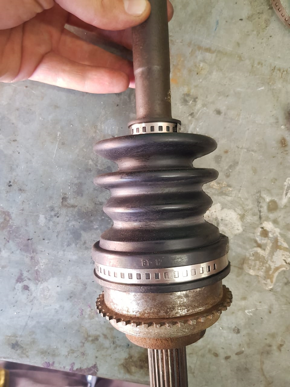 17. Замена пыльника ШРУС правого наружнего — Mitsubishi Pajero Pinin, 2 ...