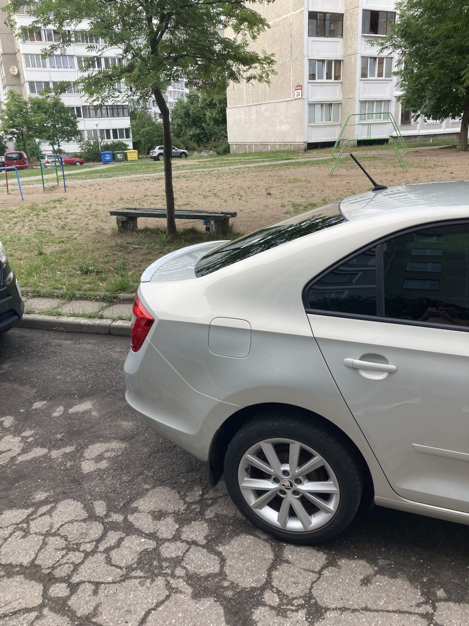 Оригинальный спойлер на крышку багажника — Skoda Rapid (1G), 1,6 л ...