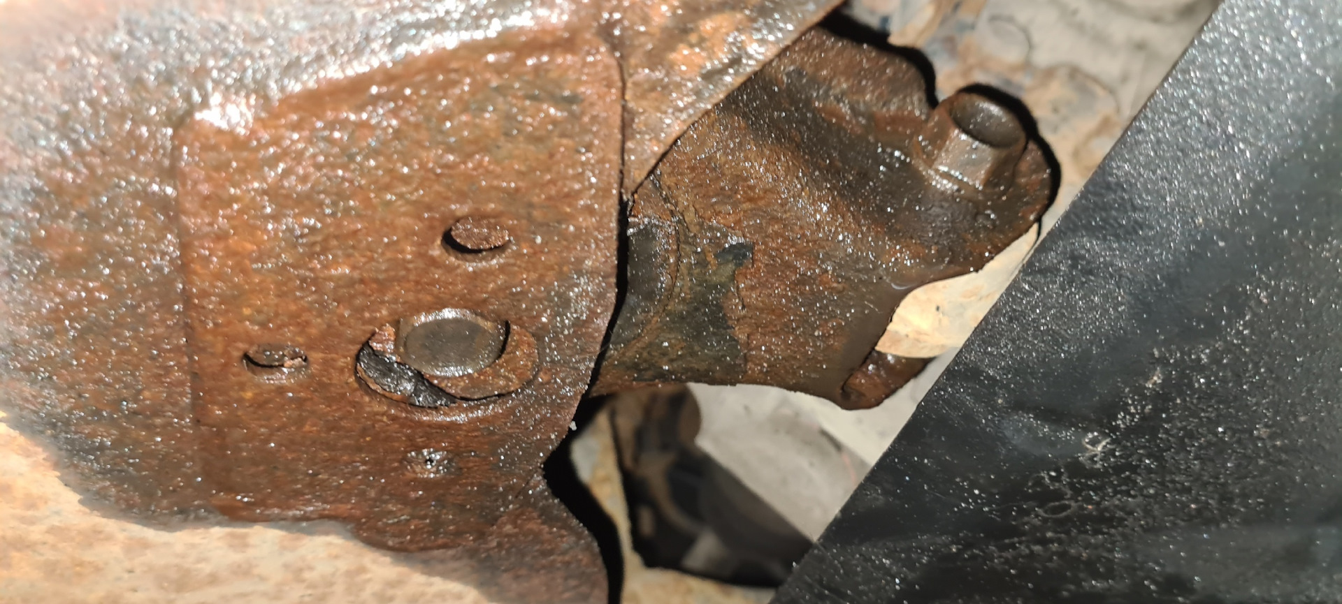 Течь патрубков гидроусилителя, замена задней подушки АКПП ...